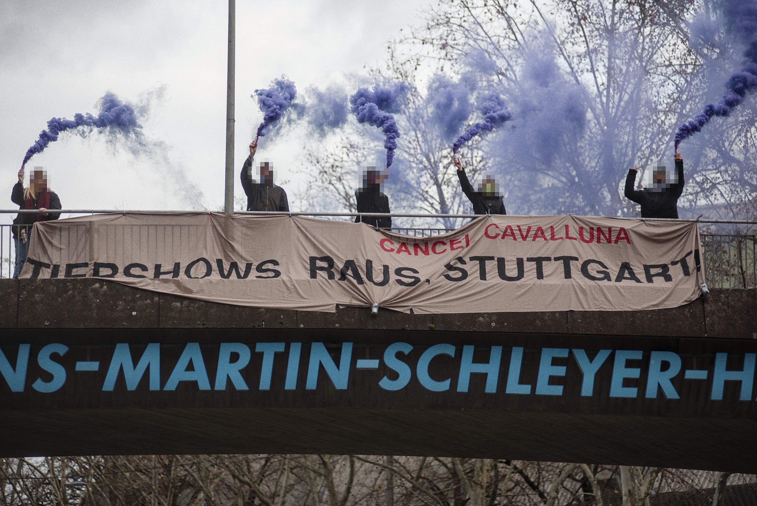 Du betrachtest gerade Protest gegen Tiershows geht weiter: Bannerdrop vor der Schleyer-Halle