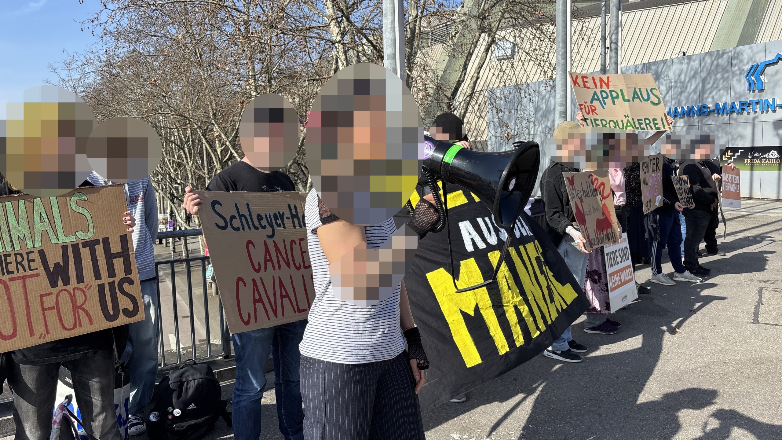 Mehr über den Artikel erfahren Protest gegen Cavalluna in der Hanns-Martin-Schleyer-Halle