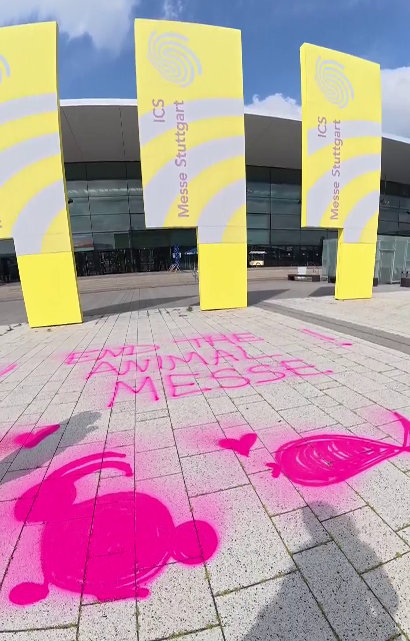 Kreide-Aktion vor der Messe