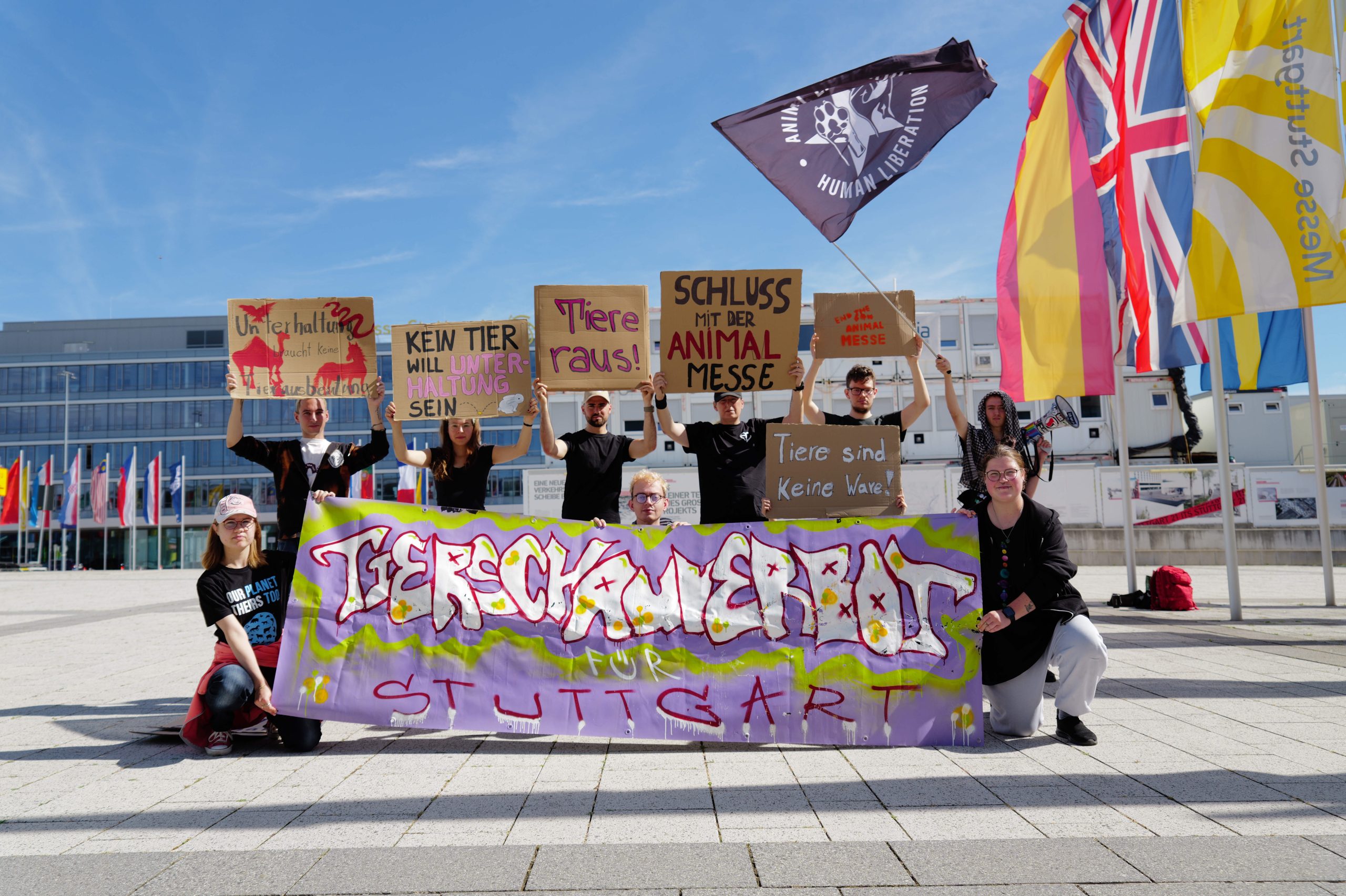 Du betrachtest gerade Auftakt Protestwelle vor der Stuttgarter Messe gegen die Animal Messe