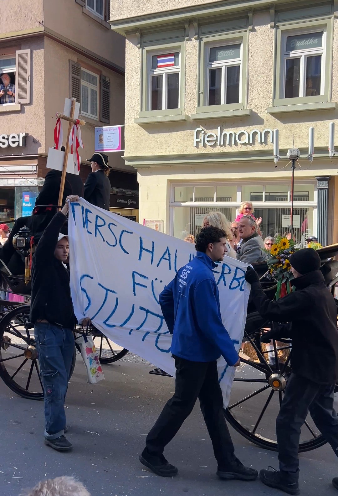 Mehr über den Artikel erfahren Bürgermeister Nopper reagiert aggressiv auf friedlichen Protest für ein Tierschauverbot in Stuttgart